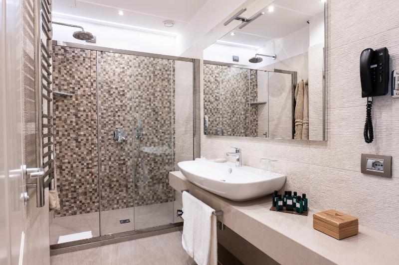 Superior Double Room image 3