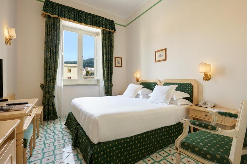 Superior Double Room with Garden View image 3