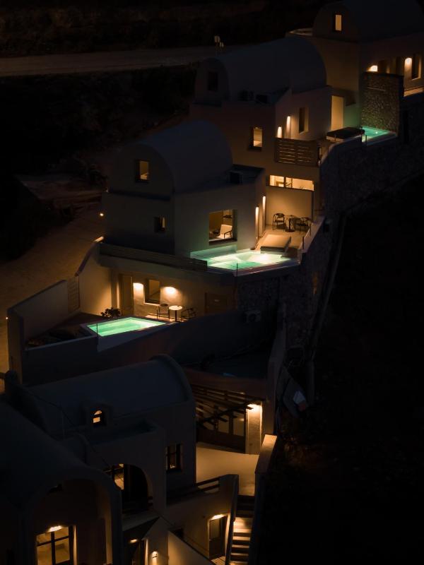 Deluxe Suite with Private Pool and Caldera View image 3