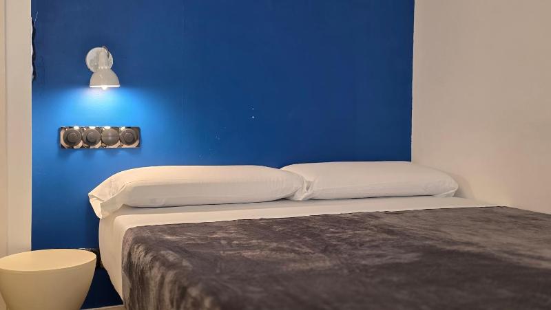 Small Double Room image 4