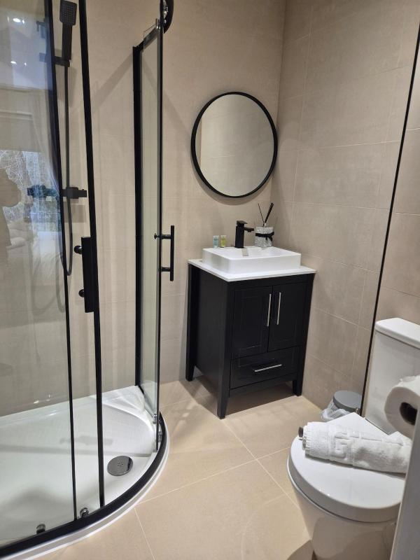 #23 Lux stylish 2 bed 2 bath with balcony NEC n12 - image 16