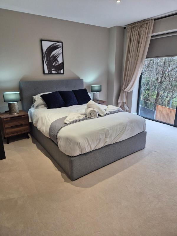 #23 Lux stylish 2 bed 2 bath with balcony NEC n12 - image 18