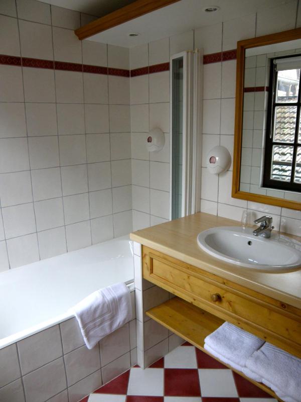 Standard Double Room image 3