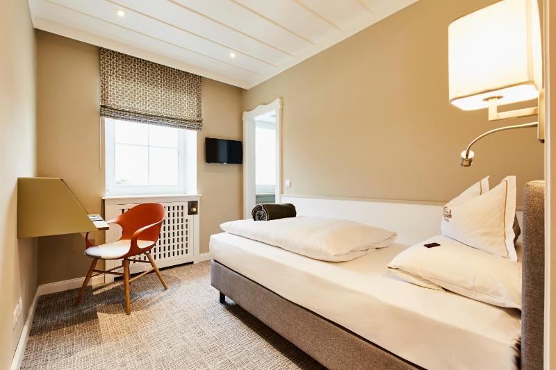 Single Room with Bathroom image 3