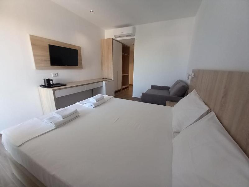 Superior Double Room with Balcony image 4