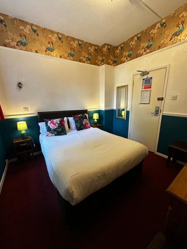 Double Room image 4