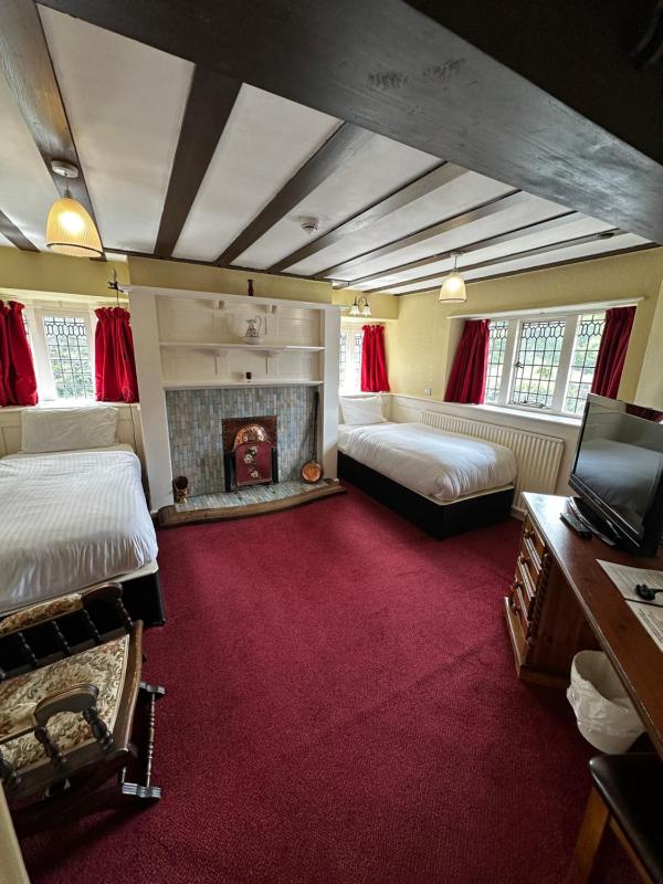 Twin Room with Extra Bed image 1