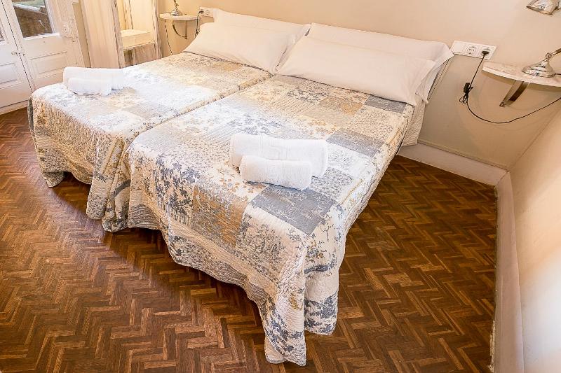Twin Room with Balcony image 4