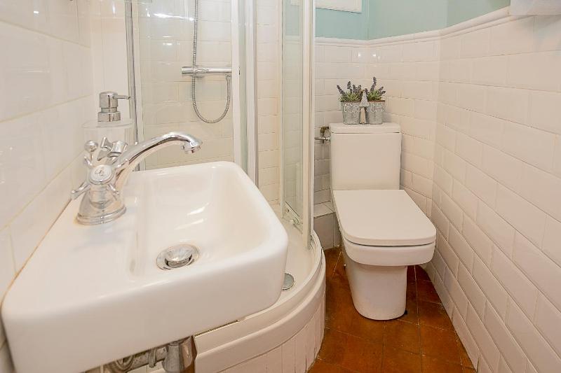 Twin Room with Private External Bathroom image 4