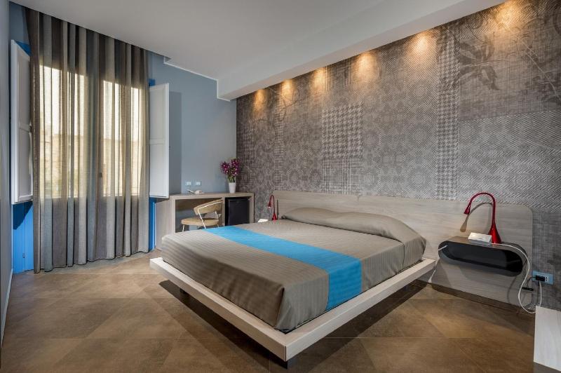 Superior Double Room with Balcony image 2