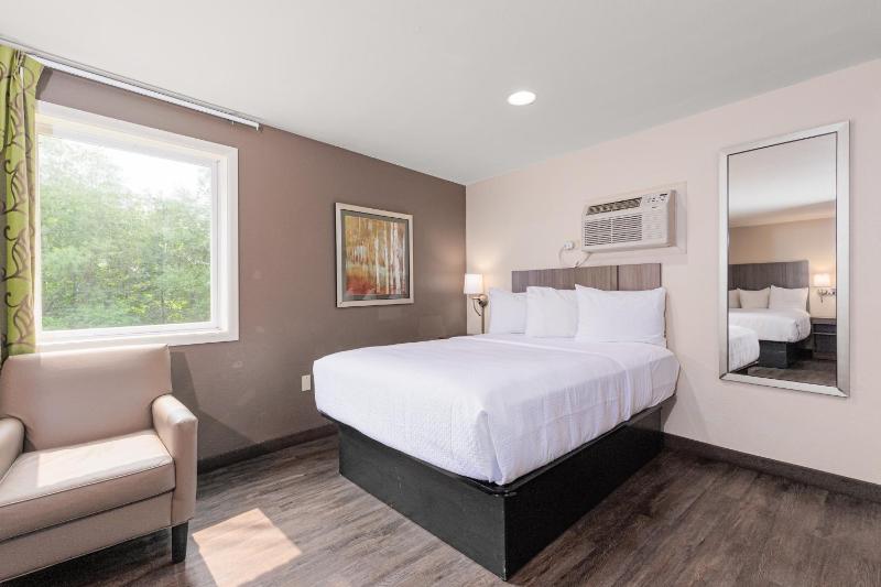 Queen Room with Three Queen Beds - Non-Smoking image 3