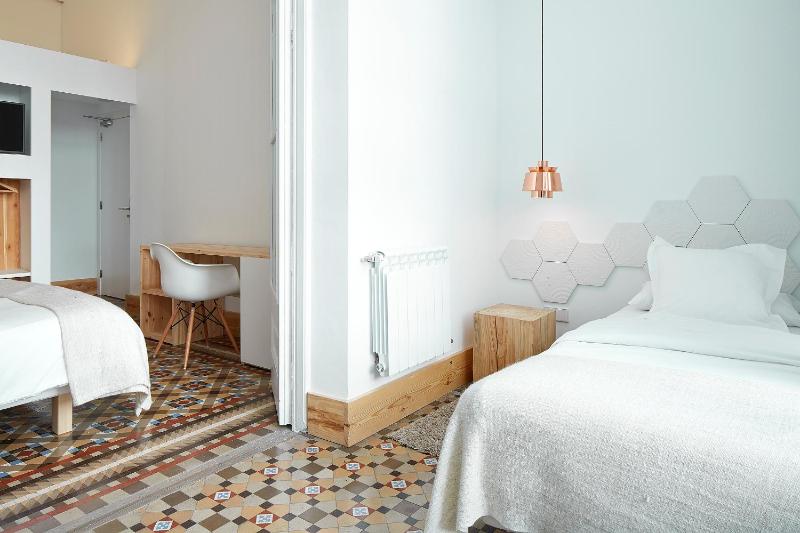 Deluxe Double Room with Extra Bed image 2