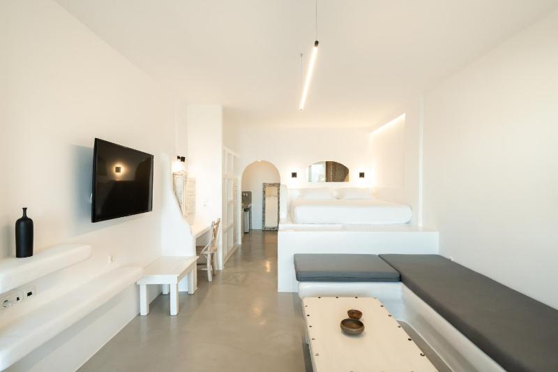 Honeymoon Suite with Private Pool and Caldera View image 3