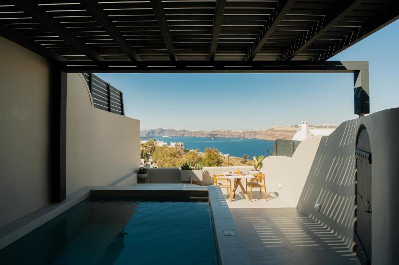 Honeymoon Suite with Private Pool and Caldera View image 1