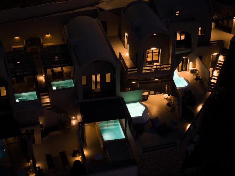 Split Level Superior Suite with Private Jacuzzi and caldera View image 3