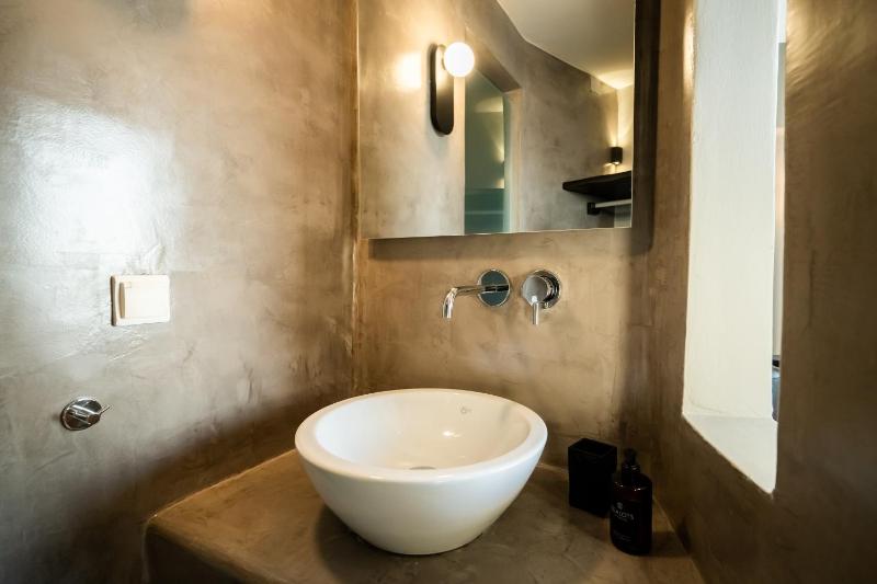 Split level Elegant Suite with Private Pool and Caldera View image 3