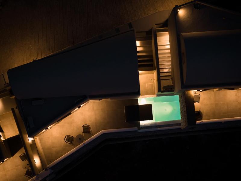 Split level Diamond Suite with Private Pool and Caldera View image 4