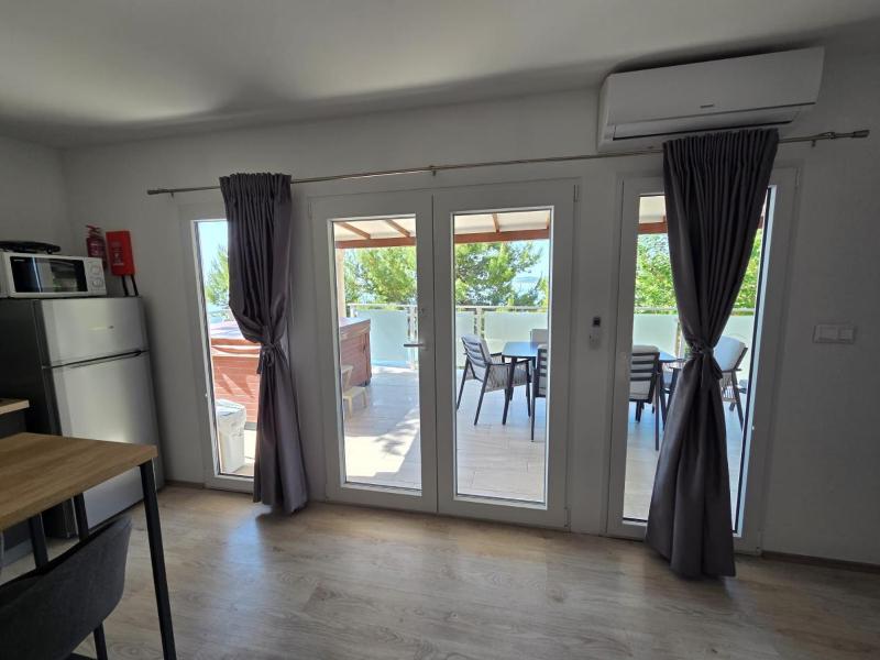 Deluxe Mobile Home with Hot Tub and Sea View image 4