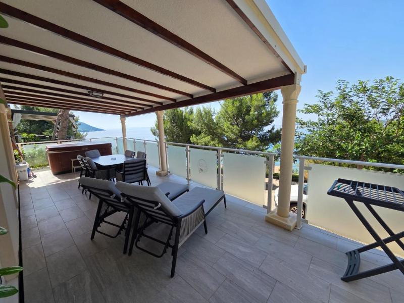 Deluxe Mobile Home with Hot Tub and Sea View image 1