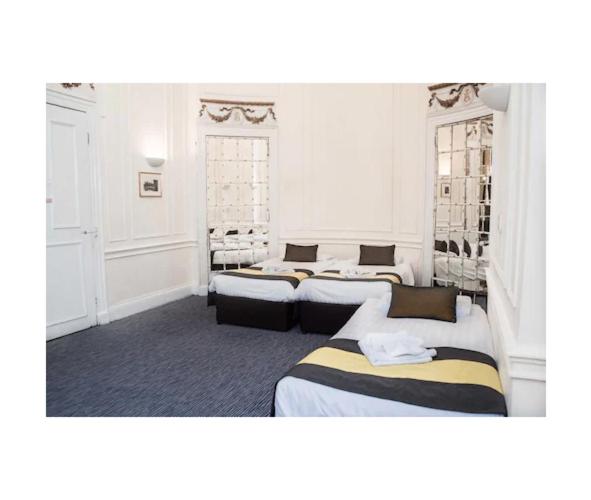 Family Room image 3