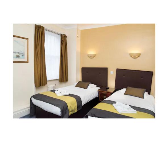Twin Room image 1