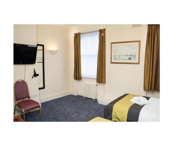 Twin Room image 3