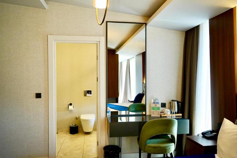 Deluxe Double Room with Balcony and Sea View image 2