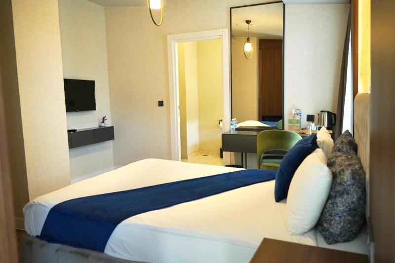 Deluxe Double Room with Balcony and Sea View image 3