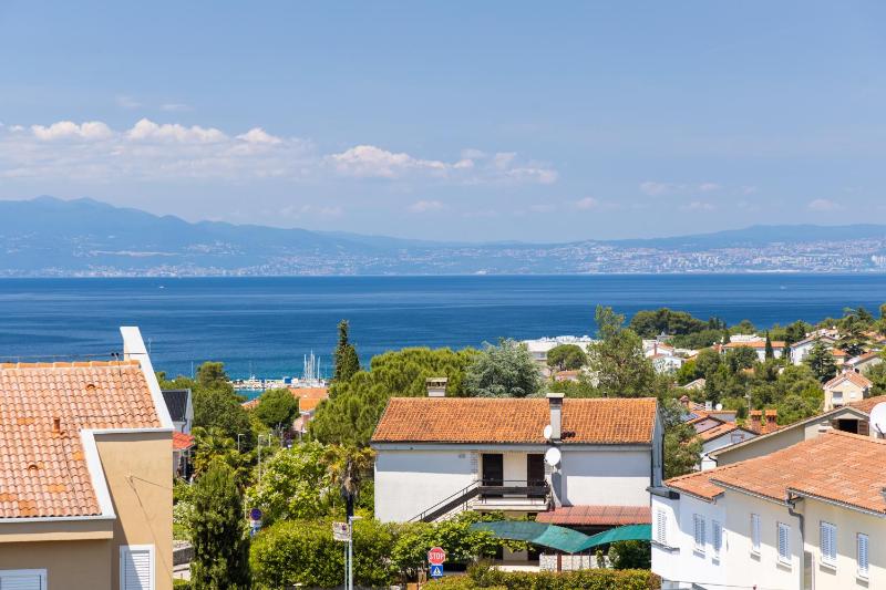 Apartment with Balcony and Sea View image 2