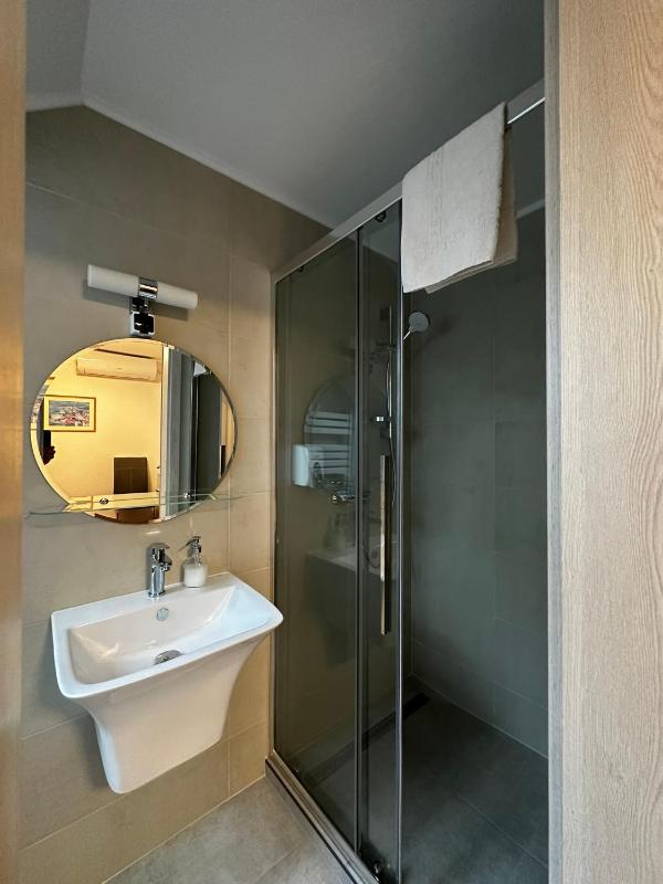 Double or Twin Room image 3