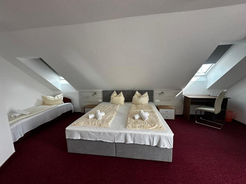 Quadruple Room with Balcony image 4