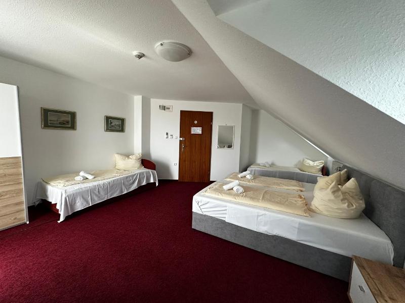 Quadruple Room with Balcony image 3