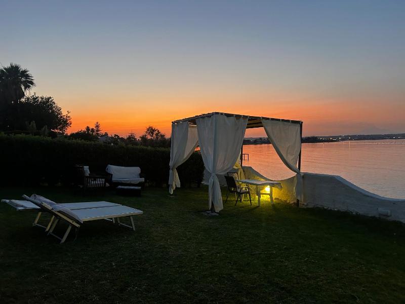 Casa con piscina e vista mare dal giardino - image 22