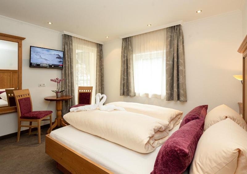 Three-Bedroom Apartment with Balcony image 2