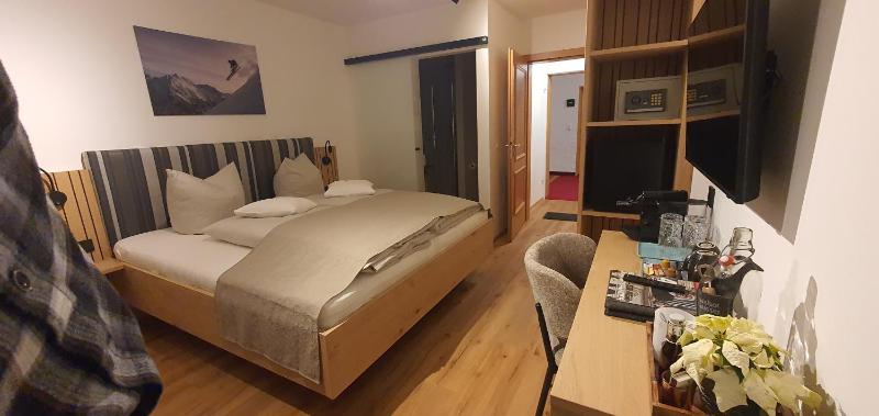 Deluxe Double Room image 2