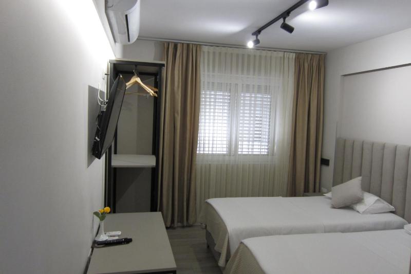Twin Room image 3