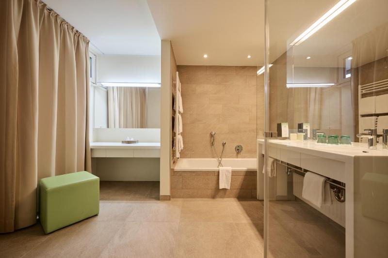 Junior Suite with Balcony image 3