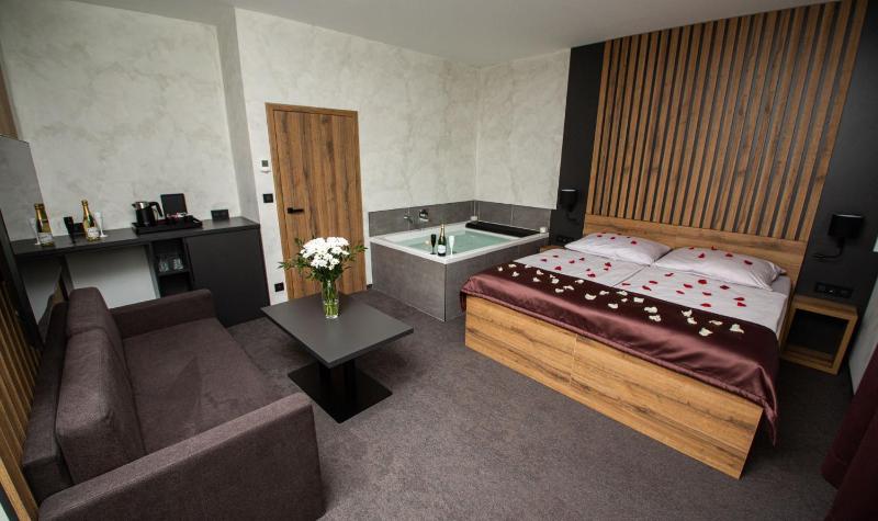 Double Room with Spa Bath image 1
