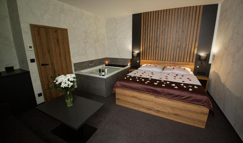 Double Room with Spa Bath image 4