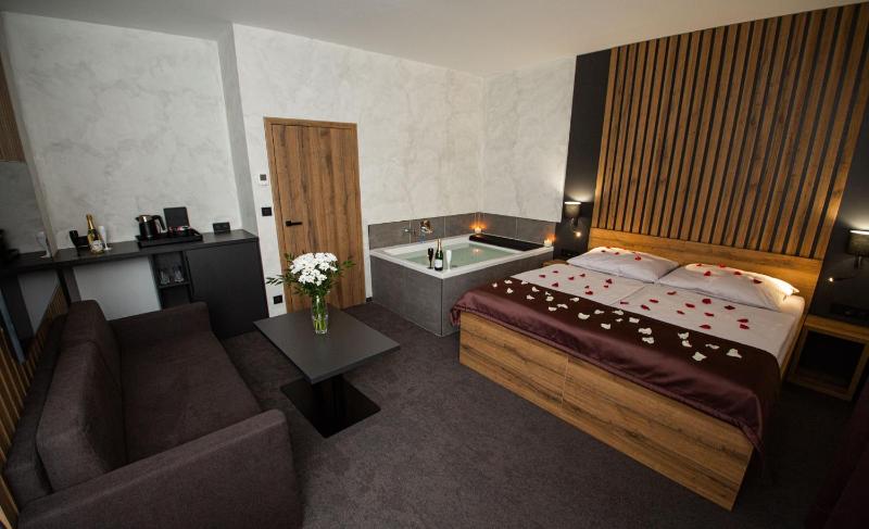 Double Room with Spa Bath image 3