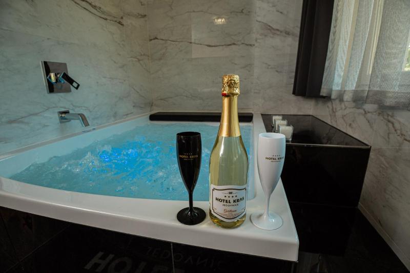 Double Room with Spa Bath image 4