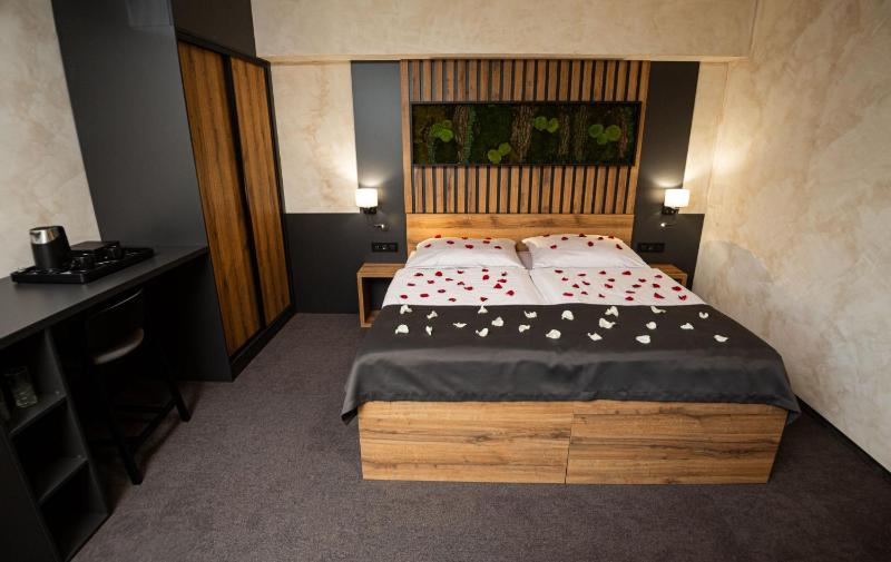 Double Room with Spa Bath image 2