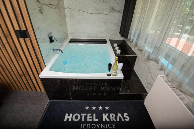 Double Room with Spa Bath image 3