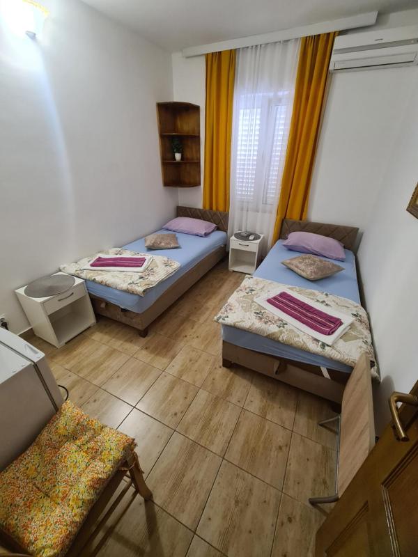 Twin Room with Shared Bathroom image 4