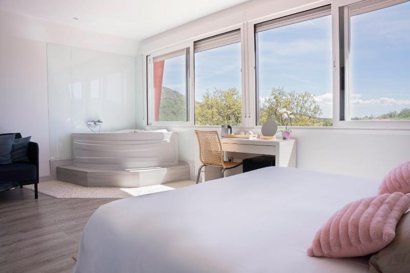Queen Suite with Spa Bath image 3