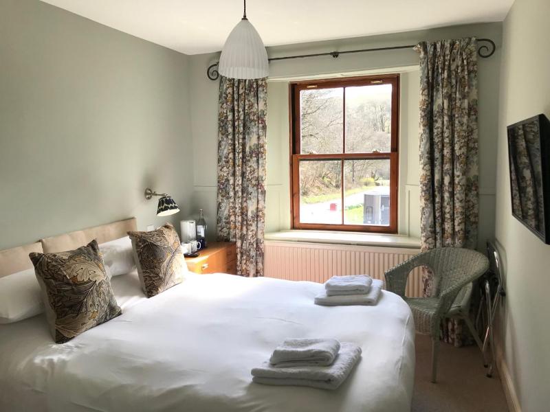 Small Double Room image 4