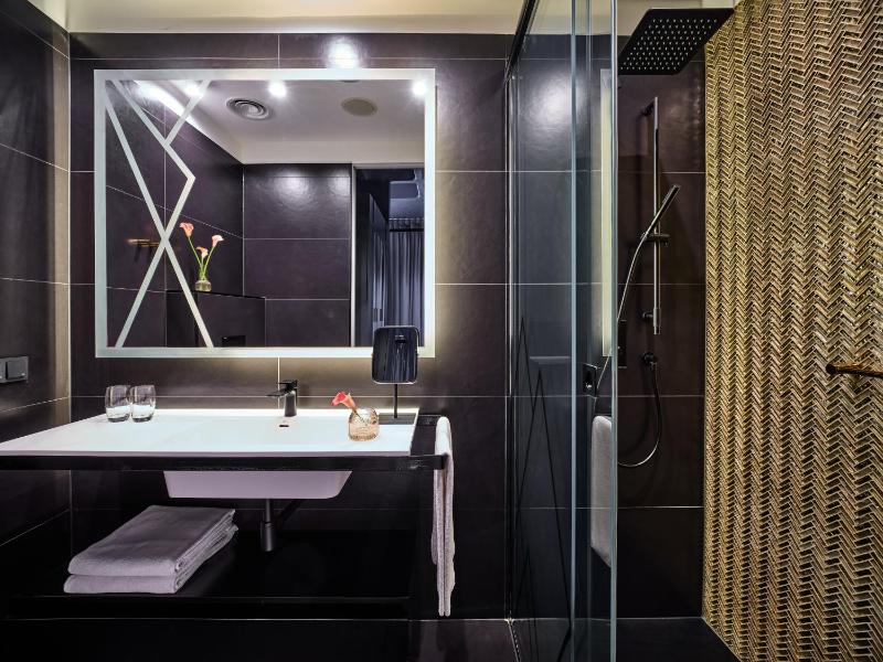 Standard Twin Room image 3