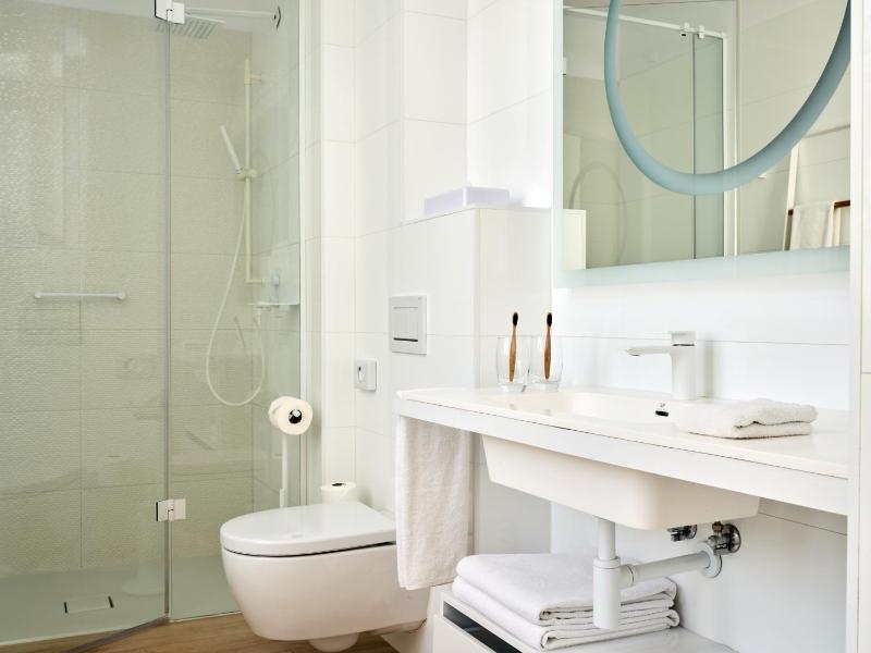 Premium Queen Room image 2
