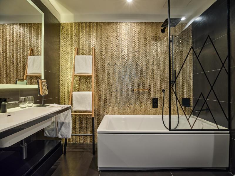 Queen Suite image 3