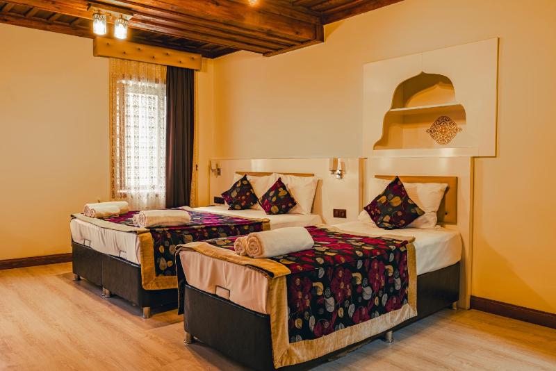 Deluxe Triple Room image 3